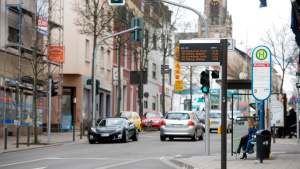 Ab sofort gibt es zwei dynamische Fahrgastinformation am Burbacher Markt