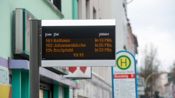 Ab sofort gibt es zwei dynamische Fahrgastinformation am Burbacher Markt