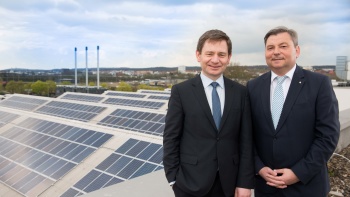 Andreas Winter und Peter Edlinger auf dem Dach des Busbetriebshofs vor der neuen Photovoltaikanlage