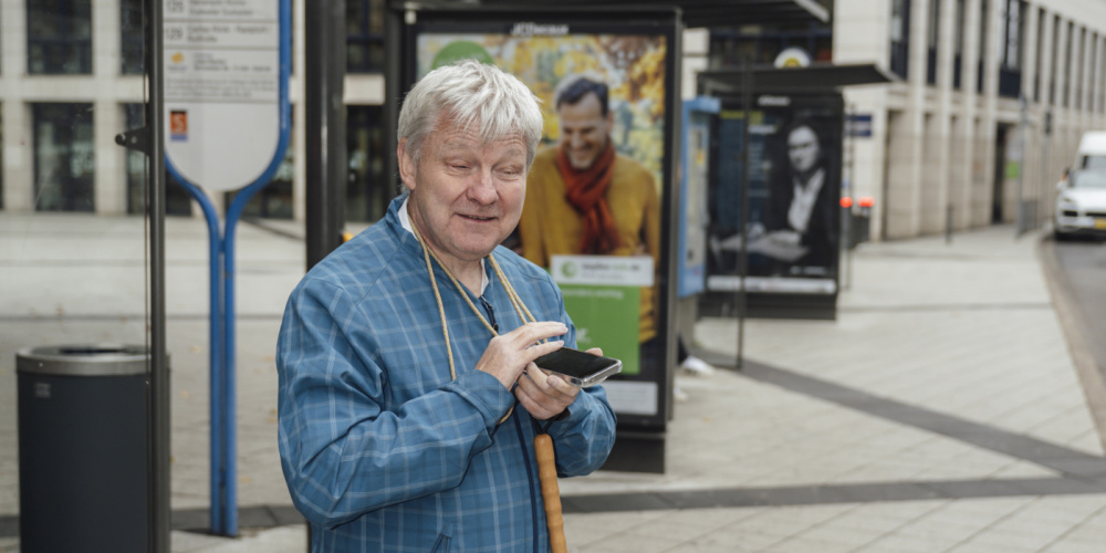 Betatester Heinz-Peter Engels an der Haltestelle Rathaus beim Technik-Check.